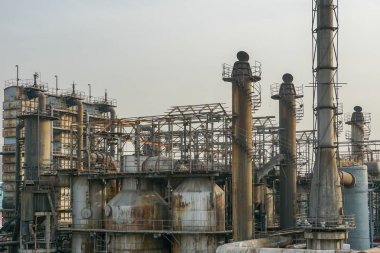Eski fabrika metal yapılar. Eski ile endüstriyel tesis paslı boruları ve su soğutma soğutma kulesi. Beijing, Çin.
