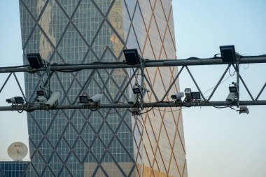 CCTV gözetim sokak Kamera Cctv ile arka plan üzerinde kule. Trafik ve insanlar güvenlik kamerası, ağabey. Beijing, Çin. 