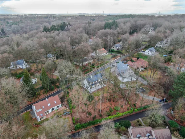 Valonya, Belçika, kış sezonunda ormanıyla çevrili bahçe ile lüks Villa zengin kırsal alanının havadan görünümü.