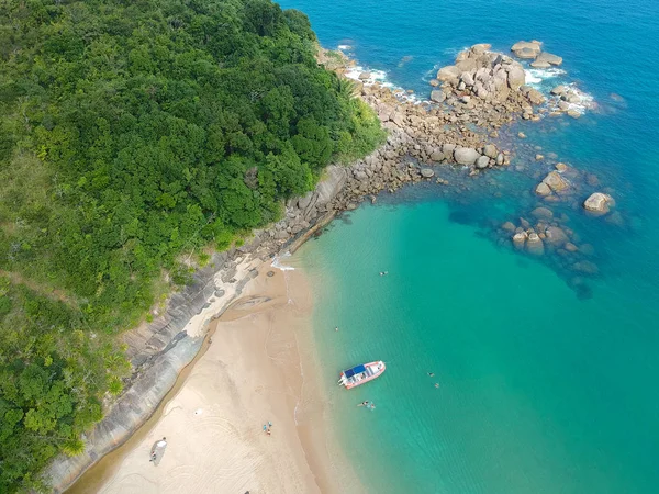 İnanılmaz bir beyaz kumlu plaj tropikal ülkede turkuaz su ile hava görünümünü. Kumlu tropikal Beach şaşırtıcı üstten görünüm. tatil beldesi. Kristal berraklığında su ile palmiye ve tropikal plaj.