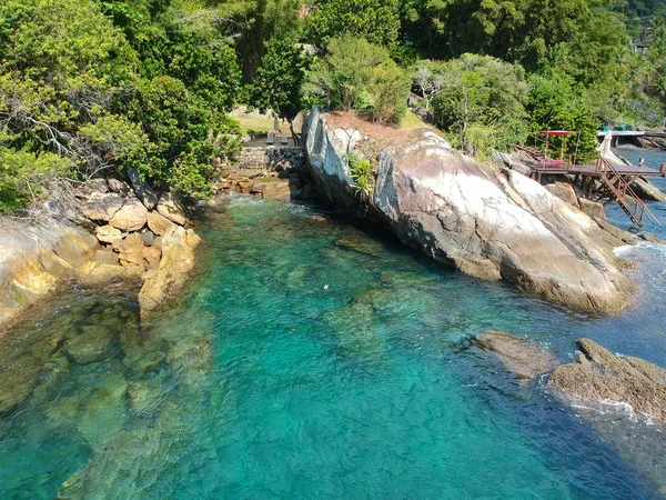 Vista Aérea Hermosa Playa Tranquila Con Sillas Madera Entre Las —  Fotos de Stock