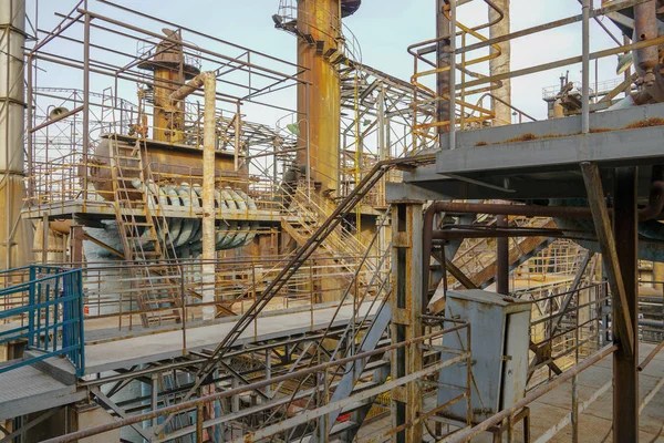 Metalen Structuren Van Oude Fabriek Fabrieksinstallaties Met Oude Roestige Buizen — Stockfoto