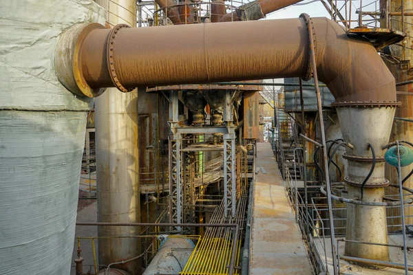 旧工厂金属结构 工业厂房 有旧的 生锈的管道和冷却塔 用于冷却水供应 — 图库照片
