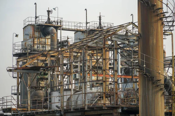 Stara Fabryka Konstrukcji Metalowych Zakład Przemysłowy Stare Rury Rusty Wieży — Zdjęcie stockowe