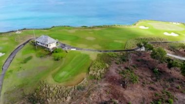 Bali adasında uçurum, okyanus ve plaj yanında lüks golf sahası havadan görünümü, Endonezya. Golf sahasında patikanın havadan görünümü.