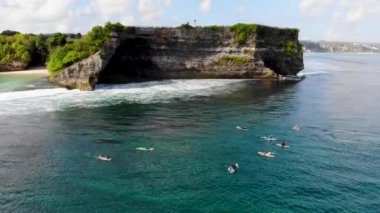 Gök olayları görüntülemek sörf yapan dalgaların sonraki bekliyor kendi tahtada cliff, büyük dalgalar tropikal mavi okyanus, mavi dalgalar, Bali, Endonezya yakalamak sörfçü görünümünü robot