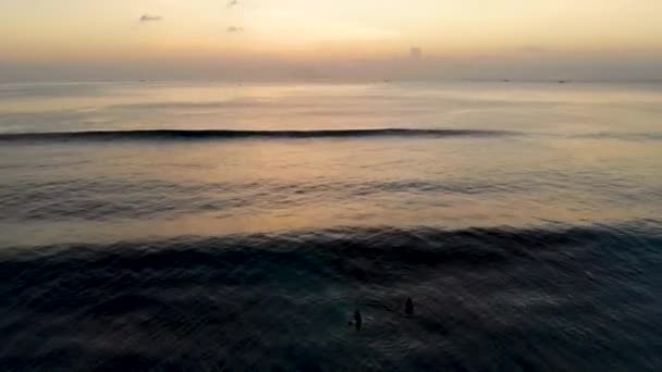 Luftaufnahme Des Sonnenuntergangs Über Dem Meer Mit Einigen Kleinen Booten — Stockvideo