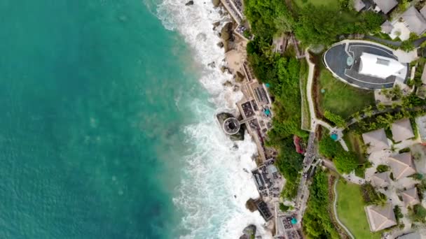 Letecký Pohled Luxusní Hotel Soukromou Vilu Bazénem Hranici Útesu Tyrkysové — Stock video