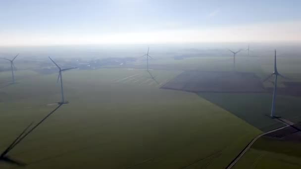 Flygfoto Över Vindkraftverk Och Åkrar Vacker Blå Vinterdag Energiproduktion Med — Stockvideo