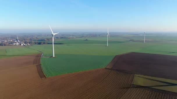 美しい冬の日に風力発電と農業分野の眺め クリーンで再生可能なエネルギーとエネルギー生産 空中ショットは アナログ画像のスタイル — ストック動画