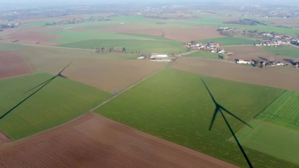Légi Felvétel Szélturbinák Mezőgazdasági Területek Egy Gyönyörű Kék Téli Napon — Stock videók