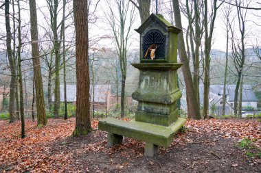 Tipik eski Hıristiyan wayside türbe bir ülke Belçika küçük orman. 