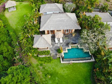 Uçurum ve turkuaz okyanus ve kum plajı sınırında yüzme havuzu ile lüks otel ve özel villa havadan görünümü, Bali, Endonezya, 07/20/2018