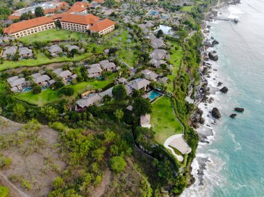 Uçurum ve turkuaz okyanus ve kum plajı sınırında yüzme havuzu ile lüks otel ve özel villa havadan görünümü, Bali, Endonezya, 07/20/2018