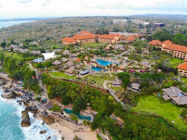 Uçurum ve turkuaz okyanus ve kum plajı sınırında yüzme havuzu ile lüks otel ve özel villa havadan görünümü, Bali, Endonezya, 07/20/2018