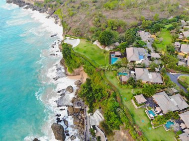 Uçurum ve turkuaz okyanus ve kum plajı sınırında yüzme havuzu ile lüks otel ve özel villa havadan görünümü, Bali, Endonezya, 07/20/2018