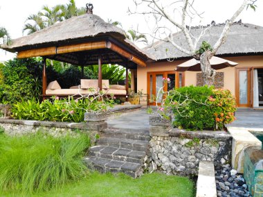 Lüks otel ve uçurumun kenarlığını Yüzme havuzlu özel villa, üstten görünüm küçük mükemmel tatil beldesi, Bali, Endonezya evler, 