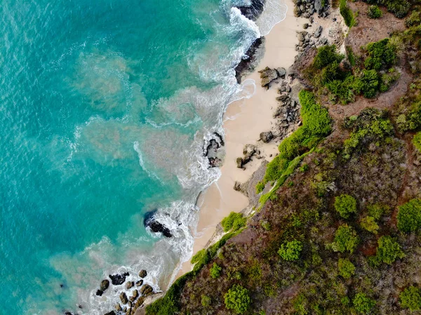 Vista Aérea Mar Azul Com Penhasco Rocha Costa Arenosa Bela — Fotografia de Stock