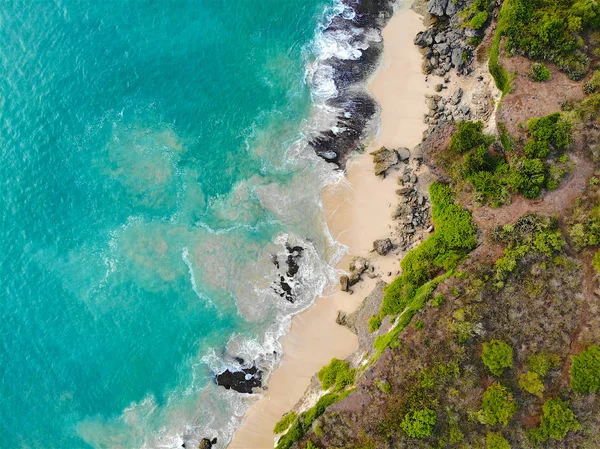 Vue Aérienne Mer Bleue Avec Falaise Rocheuse Sur Littoral Sablonneux — Photo