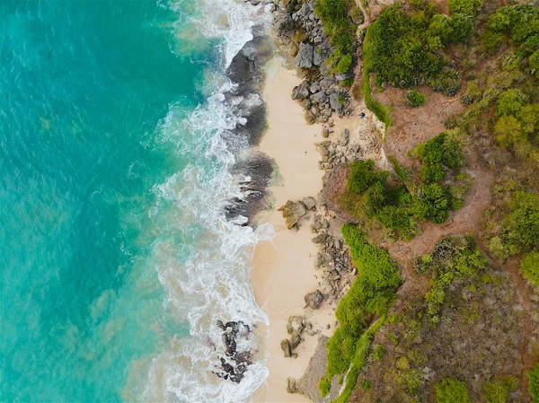 Vista Aérea Mar Azul Com Penhasco Rocha Costa Arenosa Bela — Fotografia de Stock