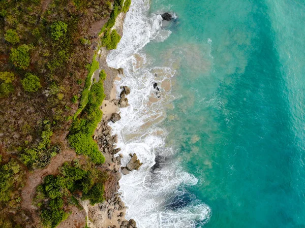 Vue Aérienne Mer Bleue Avec Falaise Rocheuse Sur Littoral Sablonneux — Photo