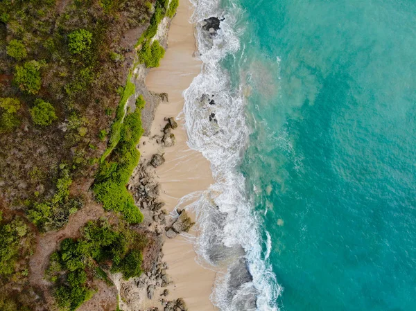 Vista Aérea Mar Azul Com Penhasco Rocha Costa Arenosa Bela — Fotografia de Stock