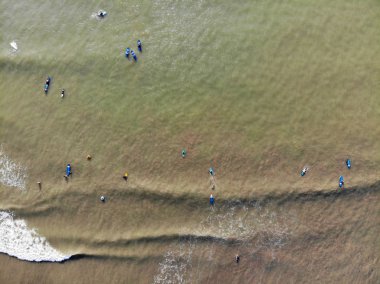 Havadan görünümü sörfçü Bali, Endonezya karanlık, kahverengi su dalgalarda bekliyor. sörfçü dalgalar, sörfçü dalgaları bekleyen onların yönetim kurulu 