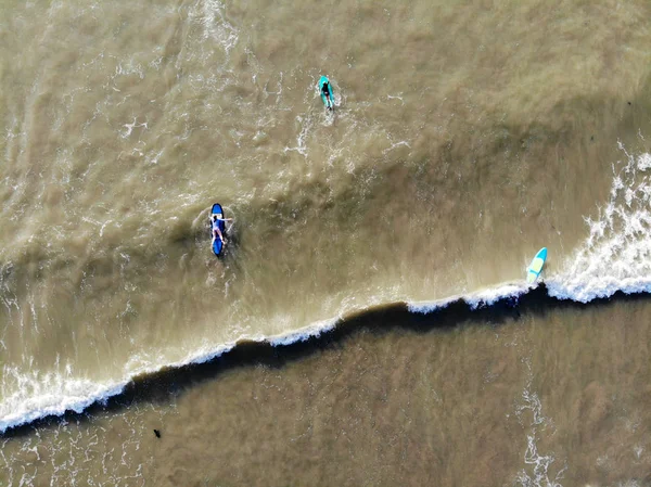 Vue Aérienne Des Surfeurs Qui Attendent Les Vagues Dans Les — Photo