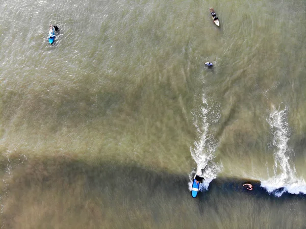 Vista Aérea Surfistas Esperando Ondas Água Escura Marrom Bali Indonésia — Fotografia de Stock