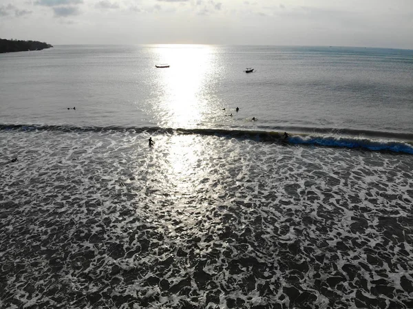 Vista Aérea Surfistas Tabla Esperando Las Olas Durante Puesta Del — Foto de Stock