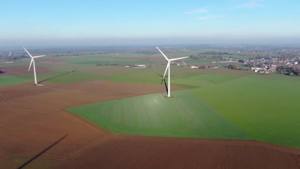 Flygfoto Över Vindkraftverk Och Åkrar Vacker Blå Vinterdag Energiproduktion Med — Stockvideo