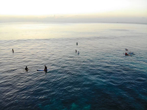 Tropikal Mavi Okyanus Mavi Dalgalar Bali Endonezya Yakalamak Sörfçü Görünümünü — Stok fotoğraf