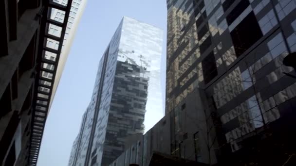 Kortárs Építészet Irodaház Városkép Alacsony Szög Modern Városkép Üveg Irodaház — Stock videók