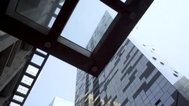 Çağdaş mimari ofis binası cityscape. Düşük açılı modern manzarası ofis cam binası. Modern şehir Skycrapers. Modern kentsel kavramı. Beijing. Çin. 2018/11/20