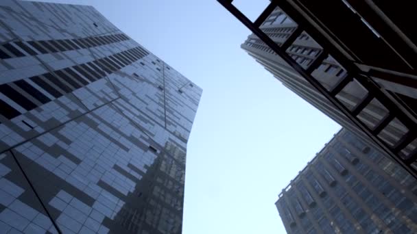 現代建築事務所ビルの街並み 近代的なスカイライン オフィスビルのガラスのローアングル 近代的な都市の Skycrapers 近代的な都市の概念 2018 — ストック動画