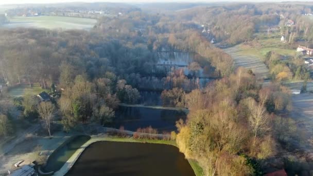 Campagne zone riche en Wallonie, Belgique. Villas de luxe avec jardin entouré de forêt pendant la saison d'hiver 