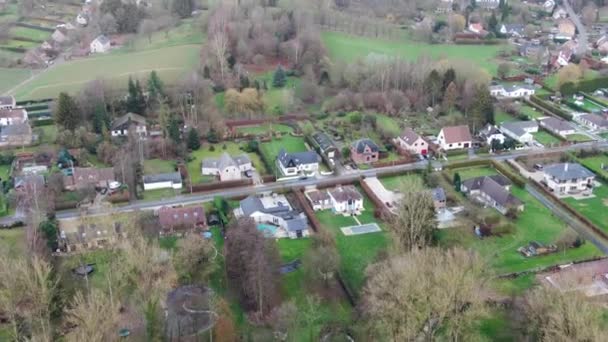 Countryside wealthy area in Wallonia, Belgium. Luxury villas with garden surrounded by forest during winter season — Stock Footage Countryside Wealthy Area Wallonia Belgium Luxury Villas Garden Surrounded Forest Stock Footage