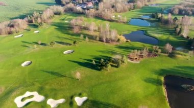Güzel yeşil golf sahasının Güney Belçika, Europe kış süresince havadan görünümü.