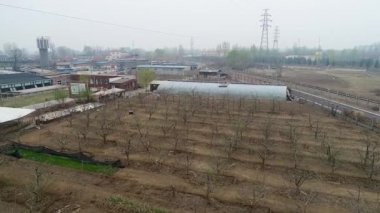 Küçük kırsal yoksul alan Pekin, tarım arazileri, küçük fabrikaları ve tren çevrili dışında izler. Aşırı kirlilik gri gün. Çin.
