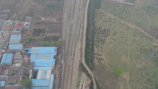 北京郊外的农村小贫困地区 周围环绕着农田 小工厂和火车轨道 极度污染的灰色天 — 图库视频影像