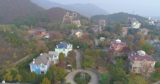 Vue Aérienne Villas Chères Dans Une Campagne Riche Côté Montagne — Video