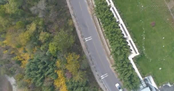 Lotu Ptaka Widok Góry Biały Samochód Jazdy Górskiej Drodze Widok — Wideo stockowe