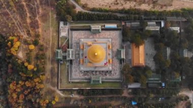 Havadan görünümü Temple of evrensel yuvarlak köşk olarak da adlandırılır mutluluğunu (sahibi sı), bu yapı 1766'da inşa edilmiştir. Hammer için başlangıç noktasında küçük tapınak Rock zammı. Chengde, Çin.