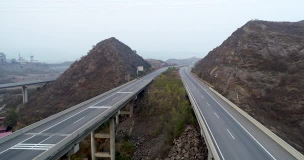 Vista Aérea Autopista Elevada Con Puente Través Montaña Seca Autopista — Vídeo de stock