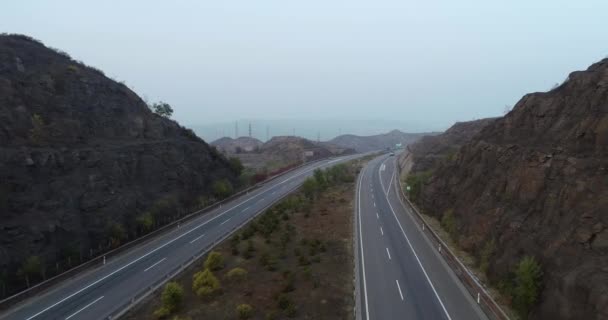 Flygfoto Över Upphöjd Motorväg Med Bro Thru Torrt Berg Huvudväg — Stockvideo