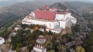 Putuo Zongcheng Budist tapınak, Chengde, sekiz dış tapınaklar biri hava görünümünü 1767 ve 1771 arasında inşa edilmiş ve Potala Sarayı Tibet'te sonra modellenmiştir. Chengde Mountain Resort. Çin