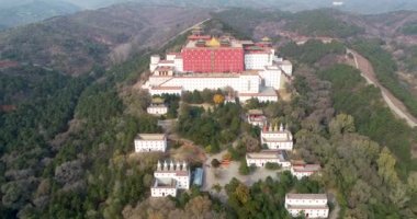 Putuo Zongcheng Budist tapınak, Chengde, sekiz dış tapınaklar biri hava görünümünü 1767 ve 1771 arasında inşa edilmiş ve Potala Sarayı Tibet'te sonra modellenmiştir. Chengde Mountain Resort. Çin