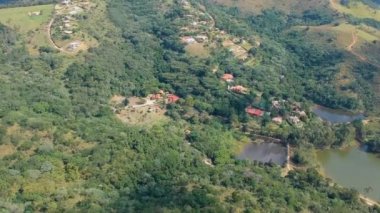 Yeşil doğa doğal dağ orman, tropik ülke vadide hava görünümünü. Havadan görünümü orman ve tarım alanı ve Lüks Villa. Orman Gölü ile yeşil alan. Brezilya