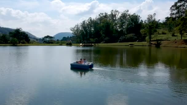 Luftaufnahme Eines Schönen Paares Auf Dem Tretboot Auf Dem See — Stockvideo