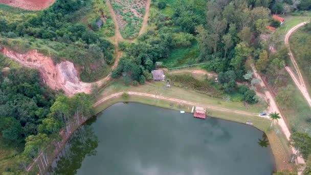 Aérien Petit Lac Champ Ferme Villa Espace Vert Dans Forêt — Video